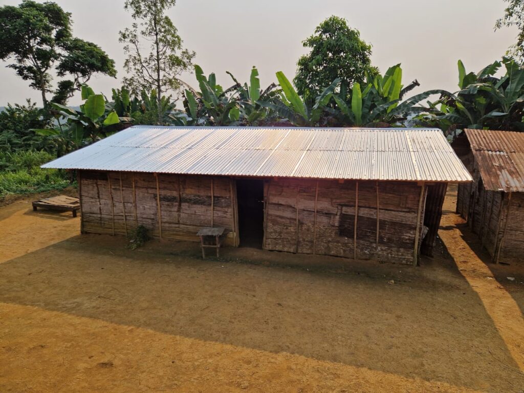 Case avec nouveau toit 1 : Rene Mabondo : Muyiku : 13 07 2023