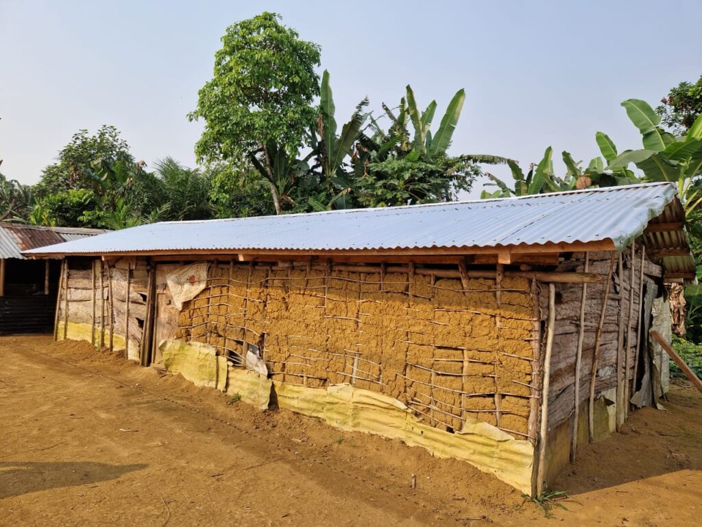 Case avec nouveau toit 2 : Rene Mabondo : Muyiku : 13 07 2023