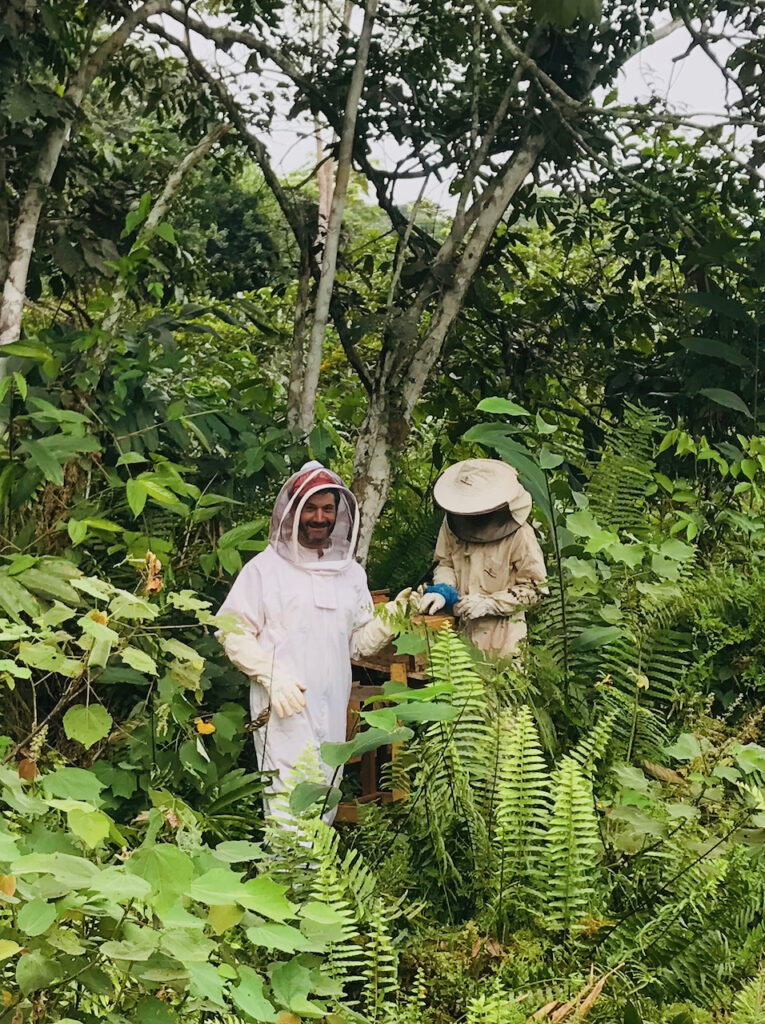 David Nassim et apiculteur:A2E-Ebyeng:12 01 2018