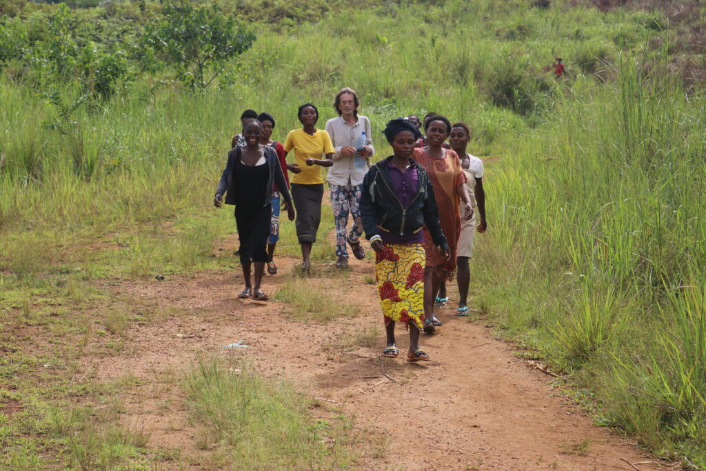En route pour la plantation:Rene Mabondo:Rene Mabondo:Muyiku:25 03 2022:2