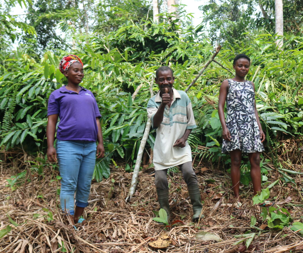 Membres Rene Mabondo:plantation d'iboga:Muyiku:25 03 2022:JPG