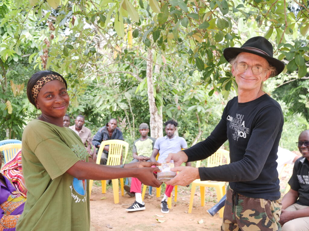 Rudy Déclercq-BOTF-Gabon:Sandy Love Niangui-trésorière des jeunes:rémise d'argent:Diambu Ghamangu:Mamièngué:28 02 2025.