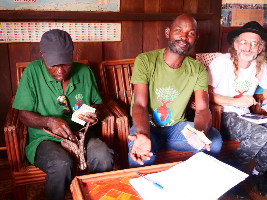 Sylvain Ndzime tenant sa par d'argent de 20kg d'iboga:A2E:Ebyeng:06 02 2025.