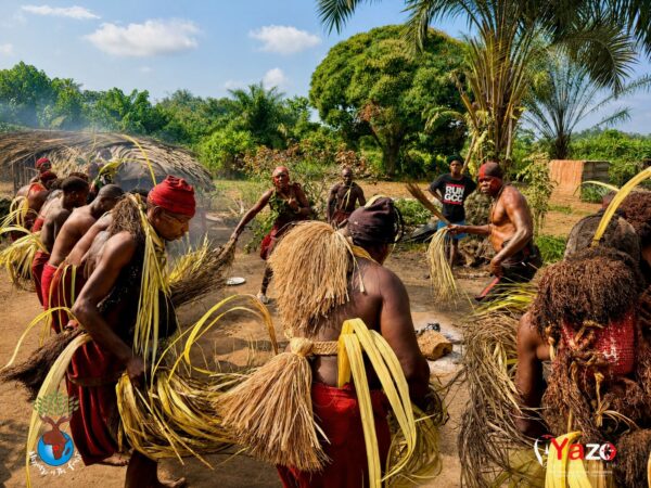 Praticiens du Bwete Mombe réunis au Gabon pour échanger sur la structuration nationale et la préservation du patrimoine culturel et spirituel. Bwete Mombe practitioners gathered in Gabon to discuss national structuring and the preservation of the country's cultural and spiritual heritage.